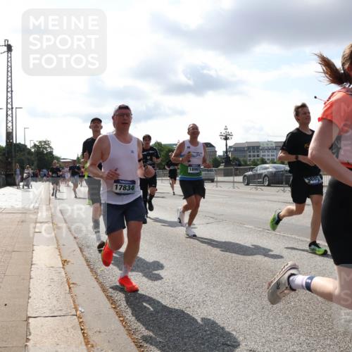 29.06.2025 - hella hamburg halbmarathon Lena Gebhardt http://msf.ph/oto/8418101 29.06.2025 09:51:15 Lombardsbrücke 17834, 18963, 1444, 1136, 1256, 1441, 1677, 1912, 1920, 1941, 1962, 2546, 2579, 2972, 3056, 3523, 3700, 3947, 4297, 4759, 4854, 4888, 4889, 4893, 4999, 5026, 5087, 5275, 5375, 5387, 5506, 5752, 5916, 6429, 6593, 6639, 6686, 6687, 6721, 6901, 7110, 7116, 7284, 7378, 7635, 7693, 7962, 8091, 8122, 8319, 8574, 8966, 9262, 9313, 9371, 9380, 9755, 9833, 9885, 10193, 10415, 10469, 11049, 11284, 11907, 11959, 12153, 14201 meine-sportfotos.de