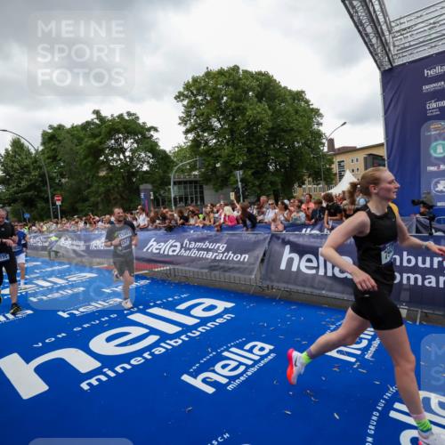 29.06.2025 - hella hamburg halbmarathon Zöllner http://msf.ph/oto/8418103 29.06.2025 10:51:36 Ziel 1335, 5008, 7943, 10691, 13327, 13403, 17131, 19007 meine-sportfotos.de