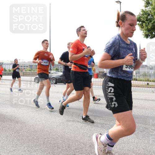 29.06.2025 - hella hamburg halbmarathon Lena Gebhardt http://msf.ph/oto/8418109 29.06.2025 10:18:03 Lombardsbrücke 5733, 8155, 13681, 812, 9964, 1015, 1159, 1160, 1268, 1274, 1325, 1458, 1554, 1622, 1641, 1749, 1795, 1982, 2087, 2094, 2147, 2259, 2335, 2548, 2634, 2931, 3125, 3138, 3292, 3321, 3482, 3977, 4218, 4710, 4738, 4804, 5002, 5004, 5290, 5611, 5733, 6254, 6270, 6336, 6352, 7094, 7258, 7413, 7641, 7649, 7838, 7882, 7883, 8067, 8128, 8144, 8248, 8607, 8799, 9400, 9539, 9717, 9734, 9798, 9834, 9844, 9964, 10174, 10332, 10509, 10908, 12498 meine-sportfotos.de