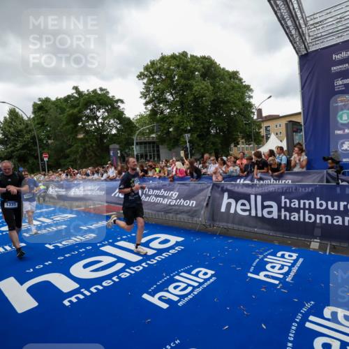 29.06.2025 - hella hamburg halbmarathon Zöllner http://msf.ph/oto/8418110 29.06.2025 10:51:37 Ziel 1335, 5008, 7943, 10691, 13327, 13403, 19007 meine-sportfotos.de