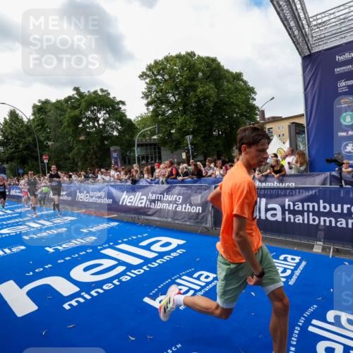 29.06.2025 - hella hamburg halbmarathon Zöllner http://msf.ph/oto/8418111 29.06.2025 10:29:25 Ziel 2075, 8975, 9571, 10156, 12234, 12287, 12337, 13838, 14164, 14395, 15880, 18737, 19203 meine-sportfotos.de