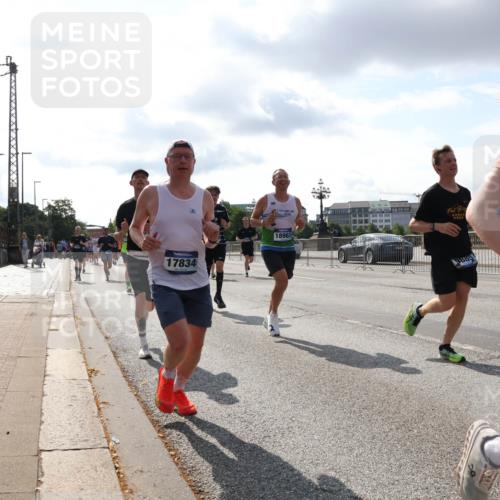 29.06.2025 - hella hamburg halbmarathon Lena Gebhardt http://msf.ph/oto/8418122 29.06.2025 09:51:16 Lombardsbrücke 17834, 18963, 1444, 1136, 1256, 1441, 1570, 1677, 1912, 1920, 1941, 1962, 2546, 2579, 2972, 3056, 3523, 3700, 3947, 4297, 4759, 4854, 4888, 4889, 4893, 4999, 5026, 5087, 5275, 5375, 5387, 5410, 5506, 5752, 5916, 6429, 6593, 6639, 6686, 6687, 6721, 6901, 7110, 7116, 7284, 7363, 7378, 7635, 7693, 7962, 8091, 8122, 8319, 8574, 8966, 9262, 9313, 9364, 9371, 9380, 9755, 9833, 9885, 10193, 10415, 10469, 11049, 11284, 11907, 11959, 12153, 14201 meine-sportfotos.de