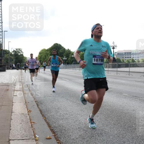 29.06.2025 - hella hamburg halbmarathon Lena Gebhardt http://msf.ph/oto/8418124 29.06.2025 09:41:33 Lombardsbrücke 11194, 4571, 10780, 2459, 4128, 4571, 7142, 7834, 7963, 9442, 10234, 10780, 11194, 11624, 12067, 12641, 13780, 14107, 16361, 16484, 17856, 17886 meine-sportfotos.de