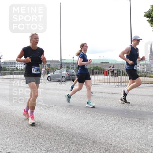 29.06.2025 - hella hamburg halbmarathon Lena Gebhardt http://msf.ph/oto/8418127 29.06.2025 10:27:06 Lombardsbrücke 18978, 17, 1530, 1793, 1973, 2045, 2306, 2643, 2775, 4358, 4507, 4509, 5494, 5495, 5707, 5825, 6259, 6625, 6637, 7069, 7234, 7314, 7944, 8056, 8079, 8281, 9186, 9349, 10077, 10465, 11110, 11270, 11740, 11766, 12071, 13462, 14020, 14021, 15027, 15108, 15641, 15878, 16479, 16788, 17049, 17300, 17445, 17675, 18074, 18097, 18516, 18962, 18976, 18978 meine-sportfotos.de