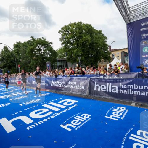 29.06.2025 - hella hamburg halbmarathon Zöllner http://msf.ph/oto/8418136 29.06.2025 10:29:26 Ziel 2075, 8975, 9571, 10156, 12234, 12287, 13838, 14164, 15880, 16118, 18737, 19203 meine-sportfotos.de