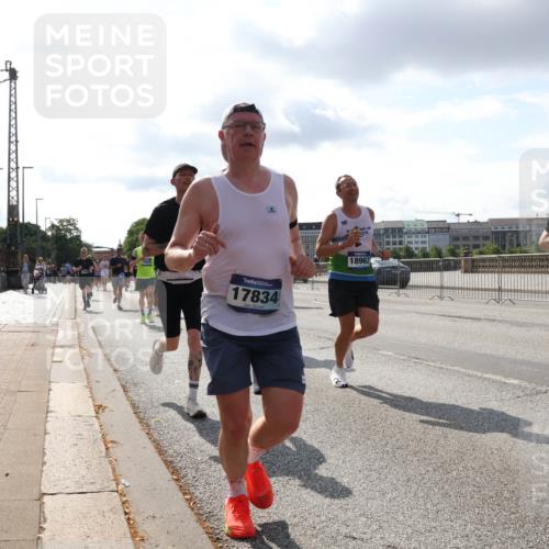 29.06.2025 - hella hamburg halbmarathon Lena Gebhardt http://msf.ph/oto/8418142 29.06.2025 09:51:16 Lombardsbrücke 17834, 18963, 0000, 1136, 1256, 1441, 1570, 1677, 1912, 1920, 1941, 1962, 2546, 2579, 2972, 3056, 3523, 3700, 3947, 4297, 4759, 4854, 4888, 4889, 4893, 4999, 5026, 5087, 5275, 5375, 5387, 5410, 5506, 5752, 5916, 6429, 6593, 6639, 6686, 6687, 6721, 6901, 7110, 7116, 7284, 7363, 7378, 7635, 7693, 7962, 8091, 8122, 8319, 8574, 8966, 9262, 9313, 9364, 9371, 9380, 9755, 9833, 9885, 10193, 10415, 10469, 11049, 11284, 11907, 11959, 12153, 14201 meine-sportfotos.de