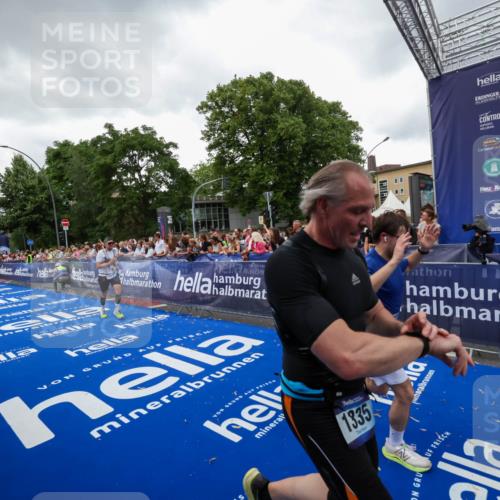 29.06.2025 - hella hamburg halbmarathon Zöllner http://msf.ph/oto/8418144 29.06.2025 10:51:38 Ziel 1335, 5008, 10691, 13327, 13403, 14012, 19007, 19020 meine-sportfotos.de