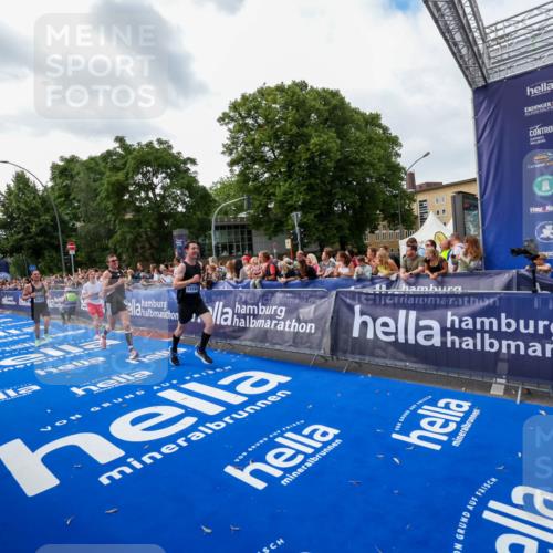 29.06.2025 - hella hamburg halbmarathon Zöllner http://msf.ph/oto/8418146 29.06.2025 10:29:26 Ziel 2075, 8975, 9571, 10156, 12234, 12287, 13838, 14164, 15880, 16118, 18737, 19203 meine-sportfotos.de