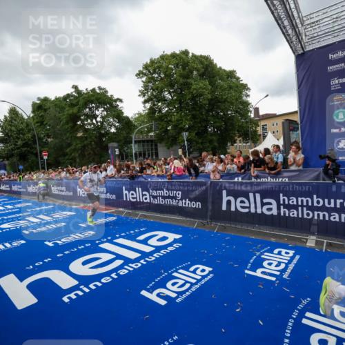 29.06.2025 - hella hamburg halbmarathon Zöllner http://msf.ph/oto/8418151 29.06.2025 10:51:39 Ziel 1335, 5008, 10691, 13327, 14012, 14458, 19007, 19020 meine-sportfotos.de