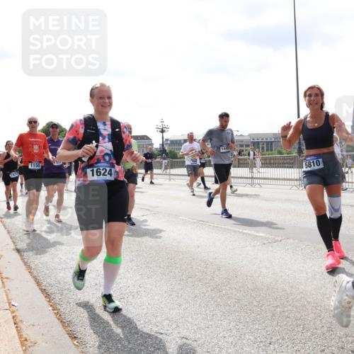 29.06.2025 - hella hamburg halbmarathon Lena Gebhardt http://msf.ph/oto/8418162 29.06.2025 10:42:34 Lombardsbrücke 1929, 1150, 5, 1442, 1624, 5810, 1150, 1360, 1624, 1656, 1752, 1929, 1957, 1964, 1994, 2069, 2134, 2401, 2523, 2538, 2580, 2940, 2941, 2974, 3276, 3283, 3605, 3874, 4092, 4105, 4329, 4334, 4353, 4385, 4778, 4885, 4891, 4892, 5403, 5417, 5419, 5671, 5810, 6120, 6764, 6828, 6917, 7040, 7260, 7357, 7513, 7557, 7666, 8014, 8161, 8459, 8525, 8526, 8529, 8712, 8816, 9008, 9370, 9980, 10027, 10454, 10532, 10697, 11142, 11710, 12151, 12441, 13241 meine-sportfotos.de