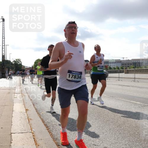29.06.2025 - hella hamburg halbmarathon Lena Gebhardt http://msf.ph/oto/8418170 29.06.2025 09:51:16 Lombardsbrücke 17834, 18963, 00000, 0000, 1136, 1256, 1441, 1570, 1677, 1912, 1920, 1941, 1962, 2546, 2579, 2972, 3056, 3523, 3700, 3947, 4297, 4759, 4854, 4888, 4889, 4893, 4999, 5026, 5087, 5275, 5375, 5387, 5410, 5506, 5752, 5916, 6429, 6593, 6639, 6686, 6687, 6721, 6901, 7110, 7116, 7284, 7363, 7378, 7635, 7693, 7962, 8091, 8122, 8319, 8574, 8966, 9262, 9313, 9364, 9371, 9380, 9755, 9833, 9885, 10193, 10415, 10469, 11049, 11284, 11907, 11959, 12153, 14201 meine-sportfotos.de