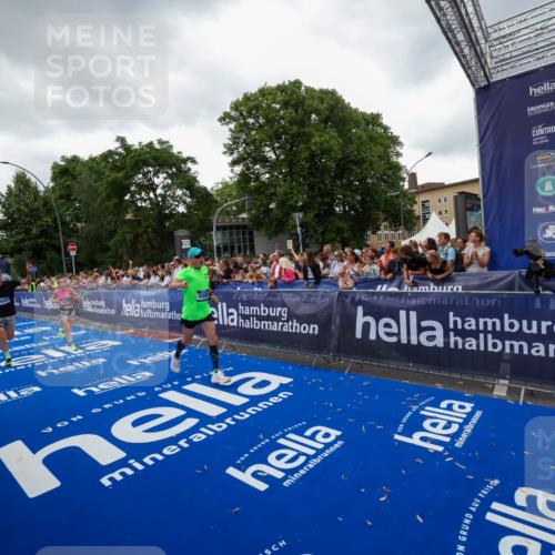 29.06.2025 - hella hamburg halbmarathon Zöllner http://msf.ph/oto/8418189 29.06.2025 10:51:42 Ziel 5008, 13327, 14012, 14458, 15496, 15899, 19007, 19020 meine-sportfotos.de
