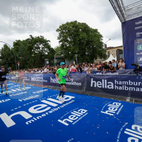 29.06.2025 - hella hamburg halbmarathon Zöllner http://msf.ph/oto/8418193 29.06.2025 10:51:43 Ziel 5008, 6286, 13327, 14012, 14458, 15496, 15831, 15899, 19007, 19020 meine-sportfotos.de