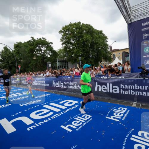 29.06.2025 - hella hamburg halbmarathon Zöllner http://msf.ph/oto/8418200 29.06.2025 10:51:43 Ziel 5008, 6286, 13327, 14012, 14458, 15496, 15831, 15899, 19007, 19020 meine-sportfotos.de