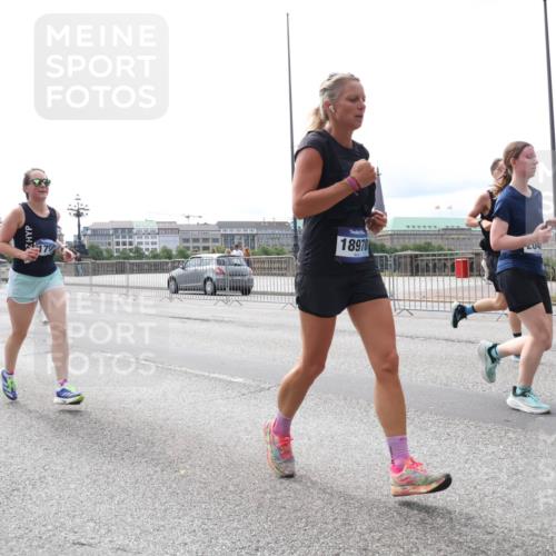 29.06.2025 - hella hamburg halbmarathon Lena Gebhardt http://msf.ph/oto/8418203 29.06.2025 10:27:06 Lombardsbrücke 17, 18978, 04, 1530, 1793, 1973, 2045, 2306, 2643, 2775, 4358, 4507, 4509, 5494, 5495, 5707, 5825, 6259, 6625, 6637, 7069, 7234, 7314, 7944, 8056, 8079, 8281, 9186, 9349, 10077, 10465, 11110, 11270, 11740, 11766, 12071, 13462, 14020, 14021, 15027, 15108, 15641, 15878, 16479, 16788, 17049, 17300, 17445, 17675, 18074, 18097, 18516, 18962, 18976, 18978 meine-sportfotos.de