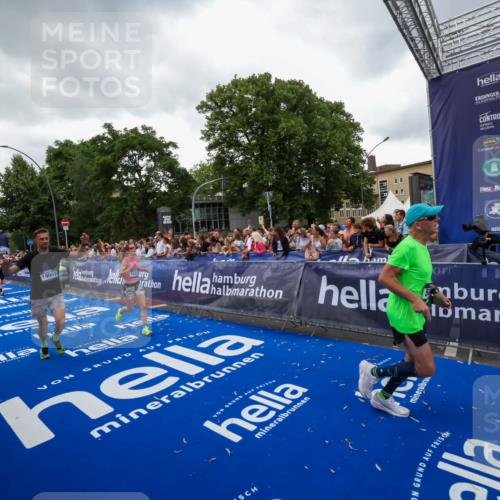 29.06.2025 - hella hamburg halbmarathon Zöllner http://msf.ph/oto/8418206 29.06.2025 10:51:43 Ziel 5008, 6286, 13327, 14012, 14458, 15496, 15831, 15899, 19007, 19020 meine-sportfotos.de