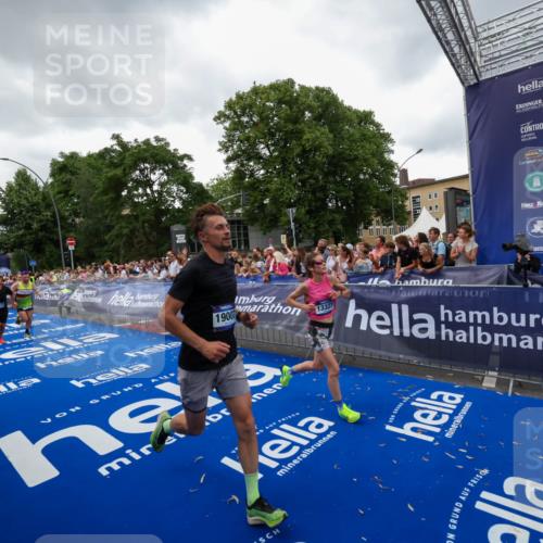 29.06.2025 - hella hamburg halbmarathon Zöllner http://msf.ph/oto/8418229 29.06.2025 10:51:44 Ziel 5008, 6286, 13327, 14012, 14458, 15496, 15831, 15899, 19007, 19020 meine-sportfotos.de