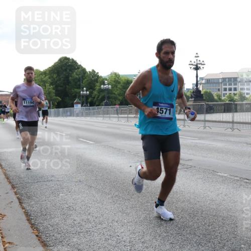 29.06.2025 - hella hamburg halbmarathon Lena Gebhardt http://msf.ph/oto/8418243 29.06.2025 09:41:34 Lombardsbrücke 11194, 1571, 2459, 4128, 4571, 7142, 7834, 7963, 9442, 10234, 10780, 11194, 11624, 12067, 12641, 13780, 14107, 16361, 16484, 17856, 17886 meine-sportfotos.de