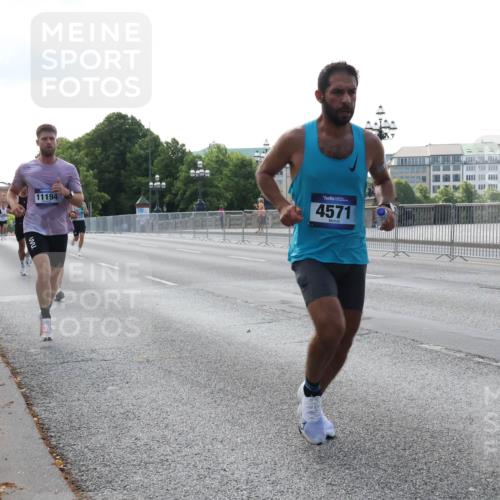 29.06.2025 - hella hamburg halbmarathon Lena Gebhardt http://msf.ph/oto/8418268 29.06.2025 09:41:34 Lombardsbrücke 11194, 4571, 2459, 4128, 4571, 7142, 7834, 7963, 9442, 10234, 10780, 11194, 11624, 12067, 12641, 13780, 14107, 16361, 16484, 17856, 17886 meine-sportfotos.de