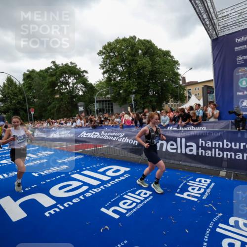 29.06.2025 - hella hamburg halbmarathon Zöllner http://msf.ph/oto/8418305 29.06.2025 10:51:47 Ziel 2396, 6286, 7224, 8710, 8819, 12224, 14012, 14458, 15496, 15727, 15831, 15899, 16907, 17682, 19020, 19053 meine-sportfotos.de