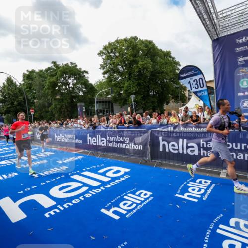 29.06.2025 - hella hamburg halbmarathon Zöllner http://msf.ph/oto/8418310 29.06.2025 10:29:31 Ziel 2021, 2180, 9137, 10156, 10790, 12234, 13838, 15880, 16118, 17197, 18737, 19203 meine-sportfotos.de