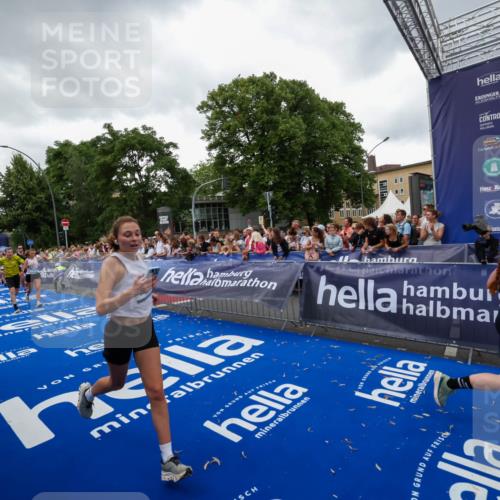 29.06.2025 - hella hamburg halbmarathon Zöllner http://msf.ph/oto/8418319 29.06.2025 10:51:48 Ziel 2396, 6286, 7224, 8710, 8819, 12224, 14458, 15427, 15496, 15727, 15831, 15899, 16907, 17682, 19053 meine-sportfotos.de