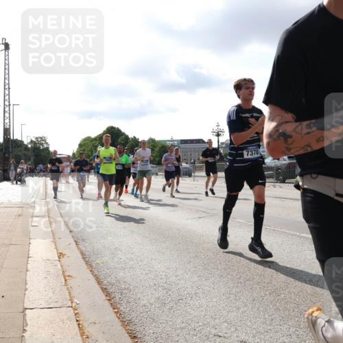 29.06.2025 - hella hamburg halbmarathon Lena Gebhardt http://msf.ph/oto/8418321 29.06.2025 09:51:17 Lombardsbrücke 1941, 14201, 7378, 1521, 81, 1136, 1256, 1441, 1570, 1677, 1912, 1920, 1941, 1962, 2546, 2579, 2880, 2972, 3056, 3523, 3700, 3947, 4297, 4759, 4854, 4888, 4889, 4893, 4999, 5026, 5087, 5275, 5375, 5387, 5410, 5506, 6429, 6593, 6639, 6721, 6901, 7110, 7116, 7284, 7363, 7378, 7635, 7693, 7962, 8091, 8122, 8319, 8574, 8871, 8966, 9262, 9313, 9364, 9371, 9380, 9755, 9833, 9885, 10193, 10415, 10469, 11049, 11907, 11959, 12153, 14201 meine-sportfotos.de