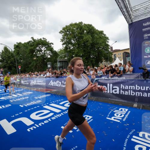 29.06.2025 - hella hamburg halbmarathon Zöllner http://msf.ph/oto/8418328 29.06.2025 10:51:48 Ziel 2396, 6286, 7224, 8710, 8819, 12224, 14458, 15427, 15496, 15727, 15831, 15899, 16907, 17682, 19053 meine-sportfotos.de