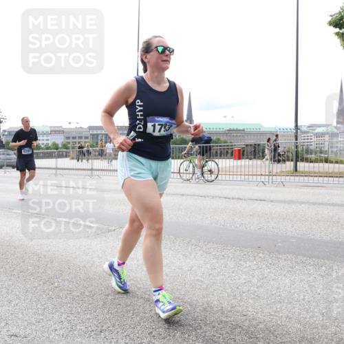 29.06.2025 - hella hamburg halbmarathon Lena Gebhardt http://msf.ph/oto/8418330 29.06.2025 10:27:07 Lombardsbrücke 1530, 1793, 1973, 2045, 2306, 2643, 2775, 4358, 4507, 4509, 5494, 5495, 5707, 5825, 6259, 6625, 6637, 7069, 7234, 7314, 7944, 8056, 8281, 9186, 9349, 10077, 10465, 11110, 11270, 11740, 11766, 12071, 13462, 14020, 14021, 15027, 15108, 15641, 15878, 16479, 16788, 17049, 17300, 17445, 17675, 18074, 18097, 18516, 18962, 18976, 18978 meine-sportfotos.de