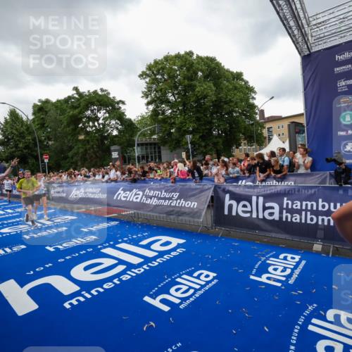 29.06.2025 - hella hamburg halbmarathon Zöllner http://msf.ph/oto/8418337 29.06.2025 10:51:48 Ziel 2396, 6286, 7224, 8710, 8819, 12224, 14458, 15427, 15496, 15727, 15831, 15899, 16907, 17682, 19053 meine-sportfotos.de