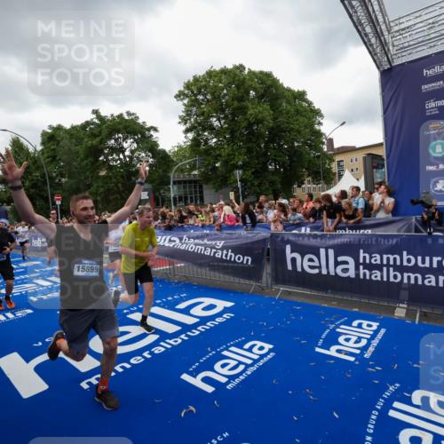29.06.2025 - hella hamburg halbmarathon Zöllner http://msf.ph/oto/8418365 29.06.2025 10:51:50 Ziel 2396, 6286, 7224, 8710, 8819, 9793, 9959, 12224, 15427, 15727, 15831, 15899, 16907, 17682, 19053, 19137 meine-sportfotos.de