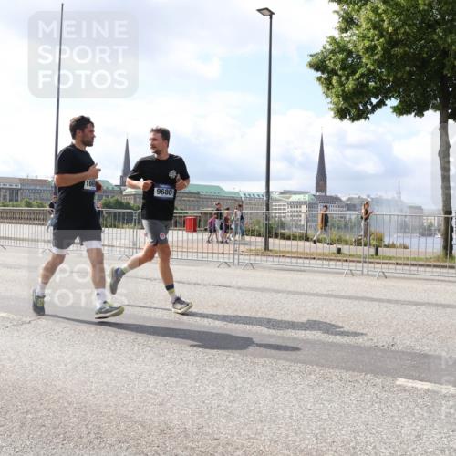 29.06.2025 - hella hamburg halbmarathon Lena Gebhardt http://msf.ph/oto/8418366 29.06.2025 10:05:27 Lombardsbrücke 1069, 9680, 1863, 1936, 1981, 2288, 2298, 2424, 2624, 3071, 3413, 3461, 3578, 3929, 4014, 4220, 4782, 5073, 6059, 6907, 6908, 7302, 7826, 8089, 8999, 9007, 9075, 9165, 9339, 9559, 9680, 9736, 9737, 9738, 9917, 10343, 10694, 10791, 10998, 11784, 11873, 11958, 12557, 13221, 13327, 13717, 14203, 14465, 14642, 16092, 16478, 16546, 16847, 17112, 17707, 17731, 17740, 18189, 18616, 18617, 19034, 19248 meine-sportfotos.de