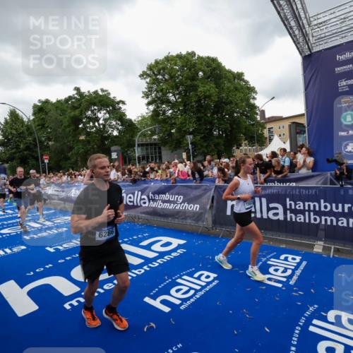 29.06.2025 - hella hamburg halbmarathon Zöllner http://msf.ph/oto/8418385 29.06.2025 10:51:51 Ziel 2396, 6286, 7224, 8710, 8819, 9793, 9959, 12224, 15427, 15727, 15831, 15899, 16907, 17682, 17815, 19053, 19137 meine-sportfotos.de