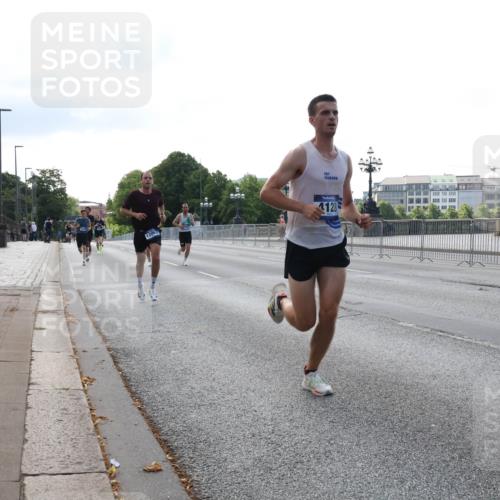 29.06.2025 - hella hamburg halbmarathon Lena Gebhardt http://msf.ph/oto/8418395 29.06.2025 09:41:36 Lombardsbrücke 12067, 4128, 2459, 4128, 4571, 7142, 7834, 7963, 9442, 10234, 10780, 11194, 11624, 12067, 12641, 13751, 13780, 14107, 16361, 16484, 17856, 17886 meine-sportfotos.de