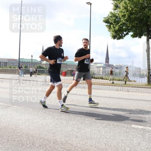29.06.2025 - hella hamburg halbmarathon Lena Gebhardt http://msf.ph/oto/8418396 29.06.2025 10:05:28 Lombardsbrücke 9680, 1069, 1863, 1936, 1981, 2288, 2298, 2424, 2624, 3071, 3413, 3461, 3578, 3929, 4014, 4220, 4782, 5073, 5762, 6059, 6907, 6908, 7302, 7826, 8089, 8999, 9007, 9075, 9165, 9339, 9559, 9680, 9736, 9737, 9738, 9917, 10343, 10694, 10791, 10998, 11784, 11873, 11958, 12557, 13221, 13327, 13717, 14203, 14465, 14642, 16092, 16478, 16546, 16847, 17707, 17731, 17740, 18189, 18616, 18617, 18973, 19034, 19248 meine-sportfotos.de