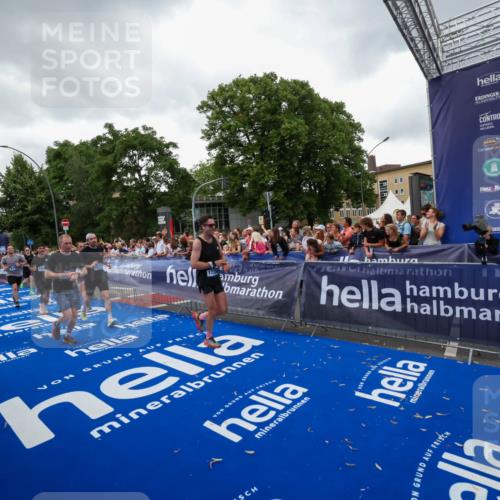 29.06.2025 - hella hamburg halbmarathon Zöllner http://msf.ph/oto/8418403 29.06.2025 10:51:51 Ziel 2396, 6286, 7224, 8710, 8819, 9793, 9959, 12224, 15427, 15727, 15831, 15899, 16907, 17682, 17815, 19053, 19137 meine-sportfotos.de