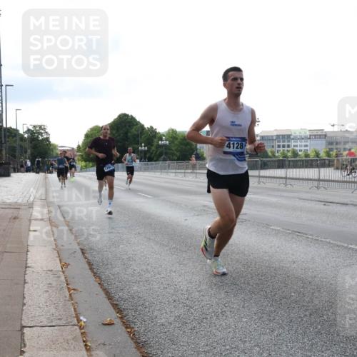 29.06.2025 - hella hamburg halbmarathon Lena Gebhardt http://msf.ph/oto/8418417 29.06.2025 09:41:37 Lombardsbrücke 12067, 4128, 2459, 2892, 4128, 4571, 7142, 7834, 7963, 9442, 10234, 10780, 11194, 11624, 12067, 12641, 13751, 13780, 14107, 16361, 16484, 17856, 17886, 18897 meine-sportfotos.de