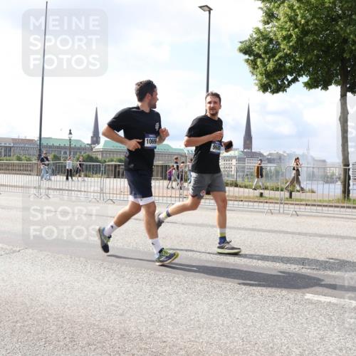 29.06.2025 - hella hamburg halbmarathon Lena Gebhardt http://msf.ph/oto/8418421 29.06.2025 10:05:28 Lombardsbrücke 1069, 9680, 1863, 1936, 1981, 2288, 2298, 2424, 2624, 3071, 3413, 3461, 3578, 3929, 4014, 4220, 4782, 5073, 5762, 6059, 6907, 6908, 7302, 7826, 8089, 8999, 9007, 9075, 9165, 9339, 9559, 9680, 9736, 9737, 9738, 9917, 10343, 10694, 10791, 10998, 11784, 11873, 11958, 12557, 13221, 13327, 13717, 14203, 14465, 14642, 16092, 16478, 16546, 16847, 17707, 17731, 17740, 18189, 18616, 18617, 18973, 19034, 19248 meine-sportfotos.de