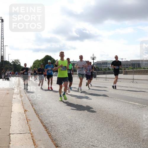 29.06.2025 - hella hamburg halbmarathon Lena Gebhardt http://msf.ph/oto/8418425 29.06.2025 09:51:18 Lombardsbrücke 1912, 1941, 4210, 14201, 1749, 1136, 1256, 1441, 1520, 1570, 1677, 1912, 1920, 1941, 1962, 2546, 2579, 2880, 2972, 3056, 3523, 3700, 3947, 4297, 4634, 4759, 4843, 4854, 4888, 4889, 4999, 5026, 5087, 5275, 5375, 5387, 5410, 5506, 6429, 6593, 6639, 6721, 6901, 7105, 7110, 7116, 7284, 7363, 7378, 7635, 7693, 7962, 8091, 8122, 8319, 8574, 8871, 8966, 9262, 9313, 9364, 9371, 9380, 9755, 9833, 9885, 10193, 10415, 10469, 11049, 11907, 11959, 12153, 14201 meine-sportfotos.de