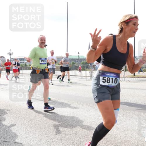 29.06.2025 - hella hamburg halbmarathon Lena Gebhardt http://msf.ph/oto/8418427 29.06.2025 10:42:35 Lombardsbrücke 1150, 1957, 5810, 1150, 1360, 1624, 1656, 1929, 1957, 1964, 1994, 2069, 2134, 2401, 2509, 2538, 2580, 2940, 2941, 3283, 3378, 3605, 3874, 4092, 4105, 4329, 4334, 4353, 4385, 4778, 4885, 4891, 4892, 5403, 5417, 5419, 5810, 6120, 6764, 6828, 6917, 7040, 7260, 7357, 7513, 7557, 7666, 8014, 8161, 8459, 8525, 8526, 8529, 8712, 8816, 9370, 9980, 10008, 10454, 10532, 10697, 11142, 11710, 12151, 12441, 13241 meine-sportfotos.de