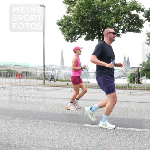29.06.2025 - hella hamburg halbmarathon Lena Gebhardt http://msf.ph/oto/8418432 29.06.2025 10:52:08 Lombardsbrücke 9460, 50, 1418, 1978, 3038, 3240, 3645, 3991, 4087, 4273, 4436, 4598, 4606, 4815, 5062, 5262, 5534, 6386, 6403, 6404, 6406, 6456, 6604, 6671, 6947, 6985, 7682, 7690, 7691, 7735, 7812, 8194, 8196, 8250, 8251, 8621, 9220, 9368, 9460, 9590, 9594, 9673, 9730, 9731, 10296, 10342, 10521, 10533, 10634, 10673, 10693, 10830, 10884, 11084, 11101, 11126, 11127, 11375, 11736, 11875, 11899, 11974, 12065, 12546, 12558 meine-sportfotos.de