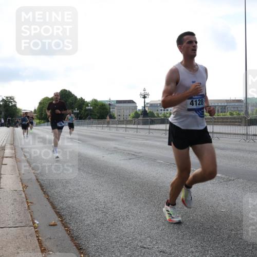 29.06.2025 - hella hamburg halbmarathon Lena Gebhardt http://msf.ph/oto/8418438 29.06.2025 09:41:37 Lombardsbrücke 1200, 4128, 558885, 2459, 2892, 4128, 4571, 7142, 7834, 7963, 9442, 10234, 10780, 11194, 11624, 12067, 12641, 13751, 13780, 14107, 16361, 16484, 17856, 17886, 18897 meine-sportfotos.de