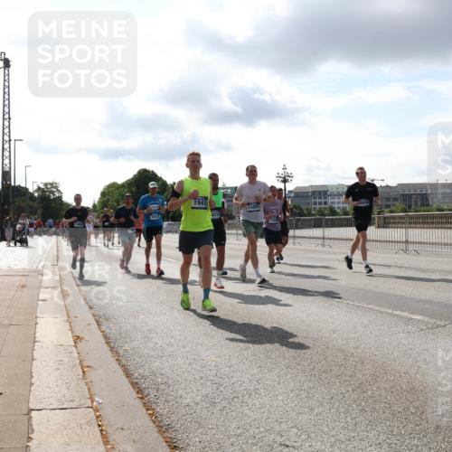 29.06.2025 - hella hamburg halbmarathon Lena Gebhardt http://msf.ph/oto/8418439 29.06.2025 09:51:18 Lombardsbrücke 1912, 1941, 4210, 14201, 17492, 1136, 1256, 1441, 1520, 1570, 1677, 1912, 1920, 1941, 1962, 2546, 2579, 2880, 2972, 3056, 3523, 3700, 3947, 4297, 4634, 4759, 4843, 4854, 4888, 4889, 4999, 5026, 5087, 5275, 5375, 5387, 5410, 5506, 6429, 6593, 6639, 6721, 6901, 7105, 7110, 7116, 7284, 7363, 7378, 7635, 7693, 7962, 8091, 8122, 8319, 8574, 8871, 8966, 9262, 9313, 9364, 9371, 9380, 9755, 9833, 9885, 10193, 10415, 10469, 11049, 11907, 11959, 12153, 14201 meine-sportfotos.de