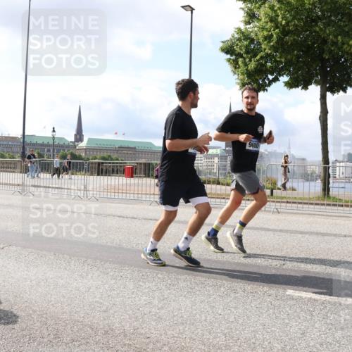 29.06.2025 - hella hamburg halbmarathon Lena Gebhardt http://msf.ph/oto/8418447 29.06.2025 10:05:28 Lombardsbrücke 9680, 1863, 1936, 1981, 2288, 2298, 2424, 2624, 3071, 3413, 3461, 3578, 3929, 4014, 4220, 4782, 5073, 5762, 6059, 6907, 6908, 7302, 7826, 8089, 8999, 9007, 9075, 9165, 9339, 9559, 9680, 9736, 9737, 9738, 9917, 10343, 10694, 10791, 10998, 11784, 11873, 11958, 12557, 13221, 13327, 13717, 14203, 14465, 14642, 16092, 16478, 16546, 16847, 17707, 17731, 17740, 18189, 18616, 18617, 18973, 19034, 19248 meine-sportfotos.de