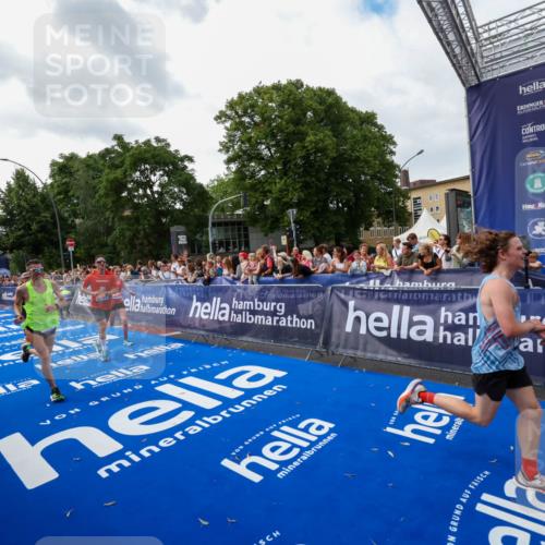 29.06.2025 - hella hamburg halbmarathon Zöllner http://msf.ph/oto/8418450 29.06.2025 10:29:36 Ziel 2021, 2180, 6781, 8784, 9137, 10790, 17197, 18422, 18699, 19204 meine-sportfotos.de