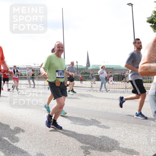 29.06.2025 - hella hamburg halbmarathon Lena Gebhardt http://msf.ph/oto/8418454 29.06.2025 10:42:35 Lombardsbrücke 16215, 1150, 1957, 1744, 5810, 1150, 1360, 1624, 1656, 1929, 1957, 1964, 1994, 2069, 2134, 2401, 2509, 2538, 2580, 2940, 2941, 3283, 3378, 3605, 3874, 4092, 4105, 4329, 4334, 4353, 4385, 4778, 4885, 4891, 4892, 5403, 5417, 5419, 5810, 6120, 6764, 6828, 6917, 7040, 7260, 7357, 7513, 7557, 7666, 8014, 8161, 8459, 8525, 8526, 8529, 8712, 8816, 9370, 9980, 10008, 10454, 10532, 10697, 11142, 11710, 12151, 12441, 13241 meine-sportfotos.de