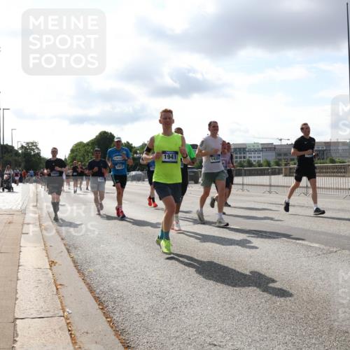 29.06.2025 - hella hamburg halbmarathon Lena Gebhardt http://msf.ph/oto/8418457 29.06.2025 09:51:19 Lombardsbrücke 7962, 1912, 1941, 14201, 1136, 1256, 1441, 1520, 1570, 1677, 1912, 1920, 1941, 1962, 2546, 2579, 2880, 2972, 3056, 3523, 3700, 3947, 4297, 4634, 4759, 4843, 4854, 4888, 4889, 4999, 5026, 5087, 5275, 5375, 5387, 5410, 5506, 6429, 6593, 6639, 6721, 6901, 7105, 7110, 7116, 7284, 7363, 7378, 7635, 7693, 7962, 8091, 8122, 8319, 8574, 8871, 8966, 9262, 9313, 9364, 9371, 9380, 9755, 9833, 9885, 10193, 10415, 10469, 11049, 11417, 11907, 11959, 12153, 14201 meine-sportfotos.de