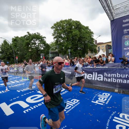 29.06.2025 - hella hamburg halbmarathon Zöllner http://msf.ph/oto/8418463 29.06.2025 10:51:53 Ziel 2396, 2818, 2823, 2880, 4297, 7224, 8710, 8819, 8856, 9793, 9959, 12224, 13799, 15427, 15727, 16907, 17682, 17815, 17962, 19053, 19137 meine-sportfotos.de