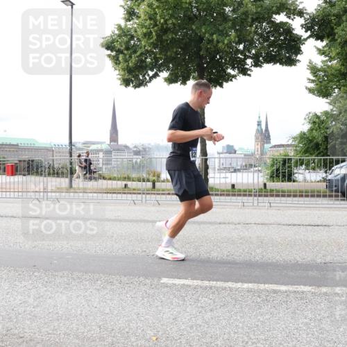 29.06.2025 - hella hamburg halbmarathon Lena Gebhardt http://msf.ph/oto/8418477 29.06.2025 10:27:09 Lombardsbrücke 821, 1530, 1793, 1973, 2045, 2306, 2775, 4358, 4507, 4509, 5494, 5495, 5707, 5825, 6259, 6625, 6637, 7069, 7234, 7314, 7944, 8056, 8281, 9186, 9349, 10077, 10465, 11110, 11740, 11766, 12071, 13462, 14020, 14021, 15027, 15108, 15641, 15878, 16479, 16788, 17049, 17300, 17445, 18074, 18097, 18516, 18962, 18976, 18978 meine-sportfotos.de