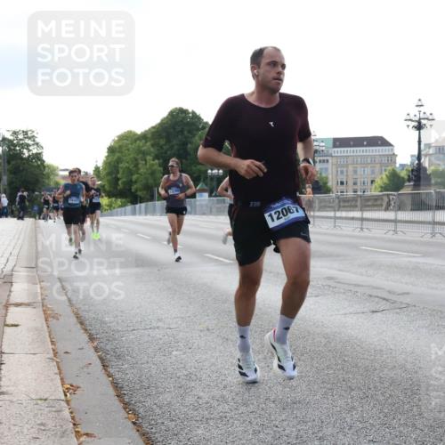 29.06.2025 - hella hamburg halbmarathon Lena Gebhardt http://msf.ph/oto/8418478 29.06.2025 09:41:38 Lombardsbrücke 14107, 13780, 3, 12067, 2459, 2892, 4128, 4571, 7142, 7834, 7963, 9442, 10234, 10780, 11194, 11624, 12067, 12641, 13751, 13780, 14107, 16361, 16484, 17856, 17886, 18897 meine-sportfotos.de